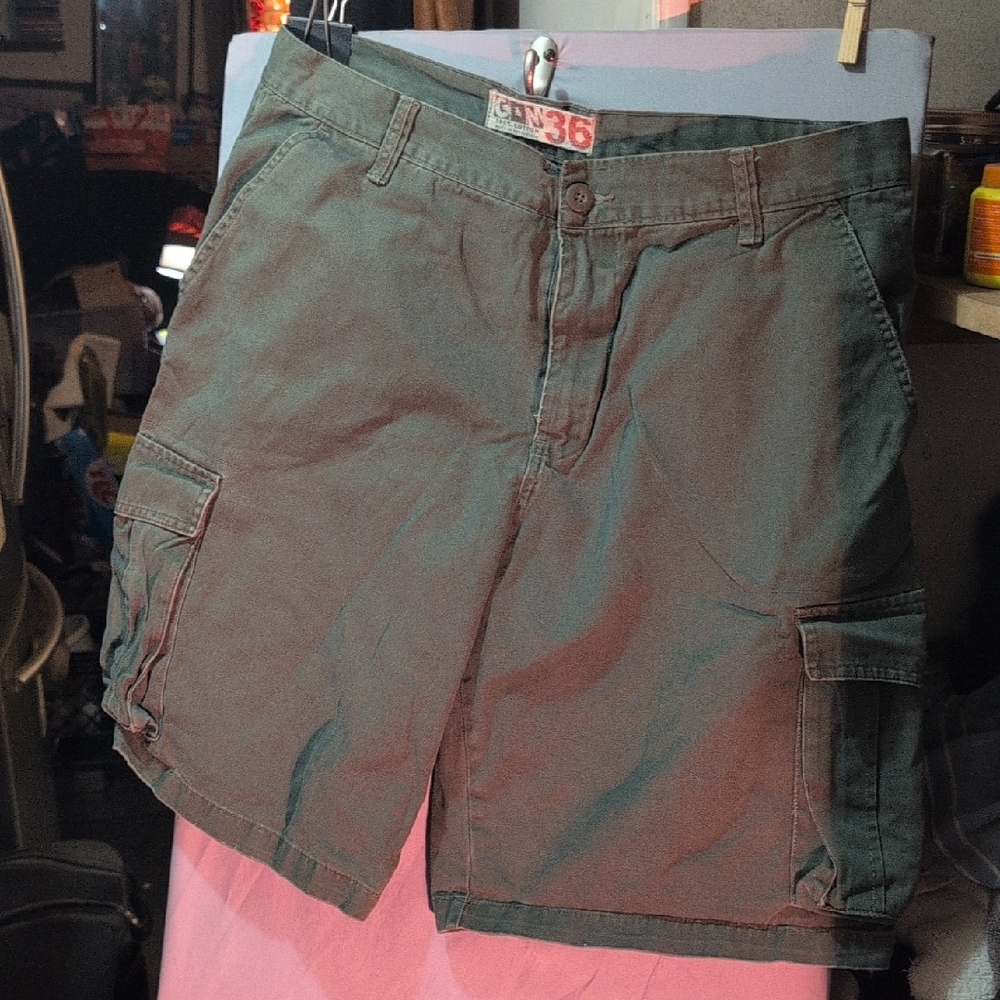Stylish Men's Cargo Shorts in Green